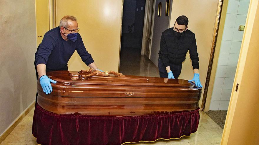 Dos trabajadores de la Funeraria Cerdà de Xàtiva trasladan un ataúd durante un servicio, en una imagen de ayer | NOMBRE FEQWIEOTÓGRAFO