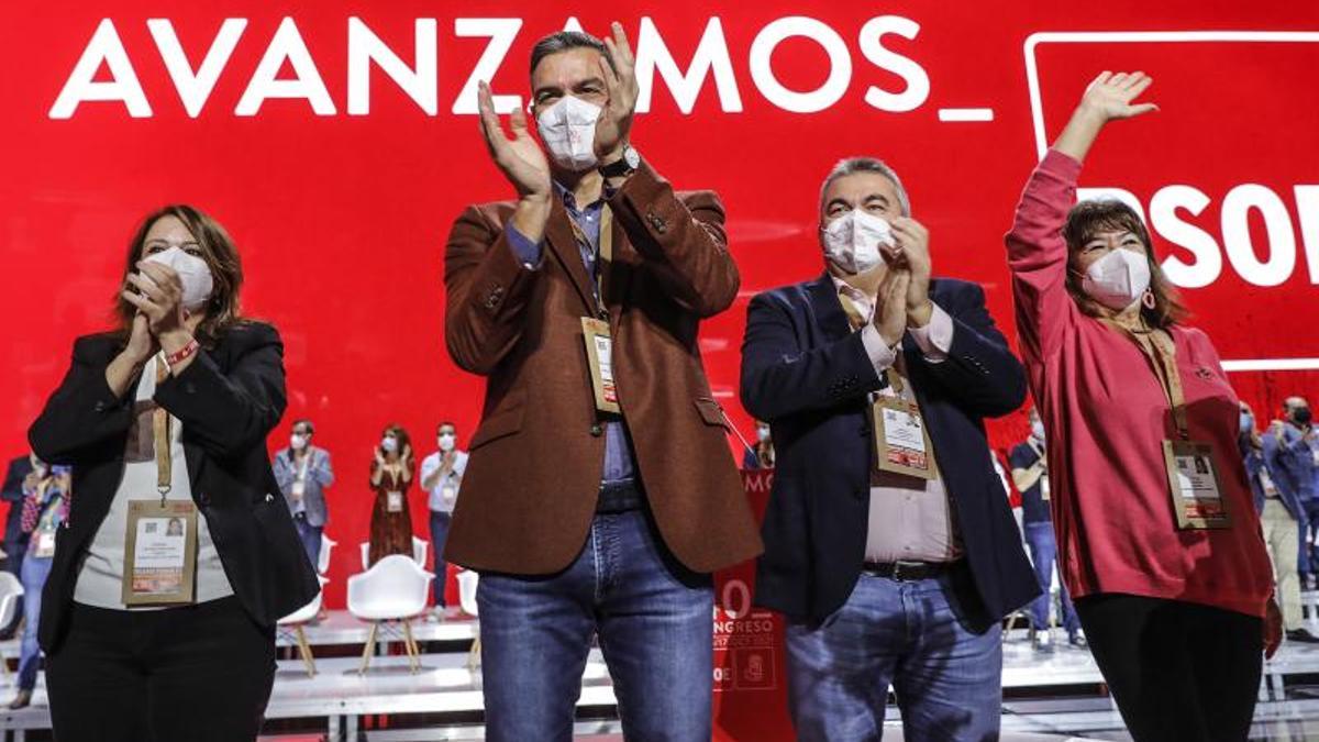 El secretario general del PSOE y presidente del Gobierno, Pedro Sánchez, junto a Adriana Lastra, Santos Cerdán y Cristina Narbona, en la apertura del 40º Congreso Federal del partido, en la Fira de València, este 16 de octubre de 2021.