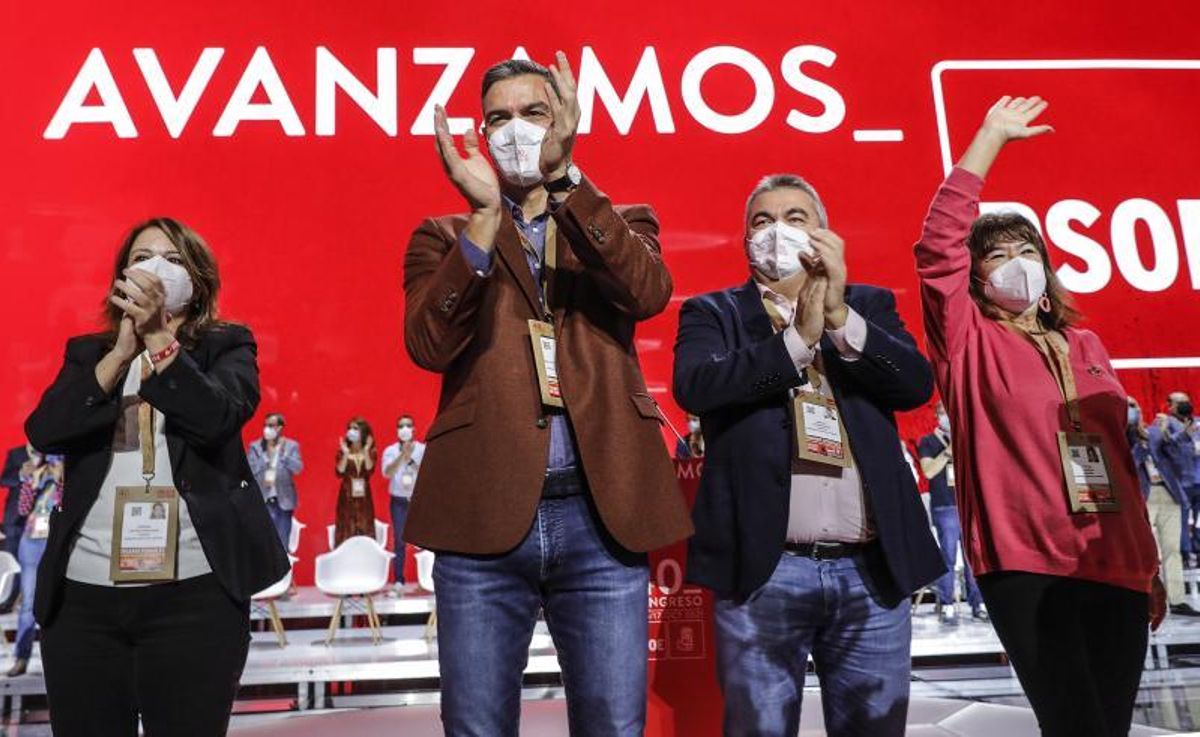 El secretario general del PSOE y presidente del Gobierno, Pedro Sánchez, junto a Adriana Lastra, Santos Cerdán y Cristina Narbona, en la apertura del 40º Congreso Federal del partido, en la Fira de València, este 16 de octubre de 2021.