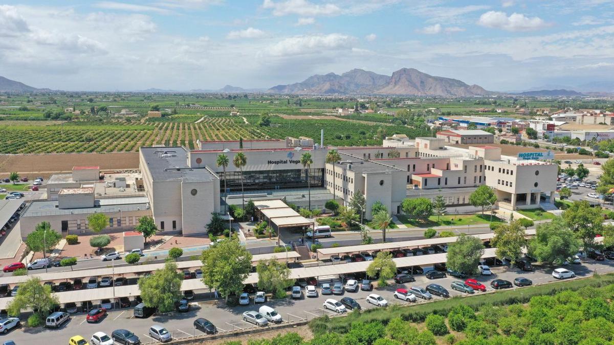 Vista área del Hospital Vega Baja de Orihuela, que atiende a la población del interior de la comarca. | TONY SEVILLA