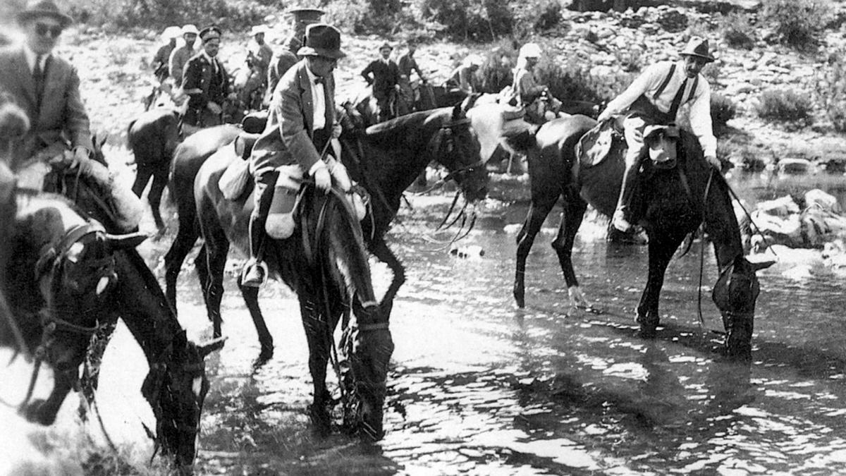 El Rey, primero a la derecha, a caballo por el agua.