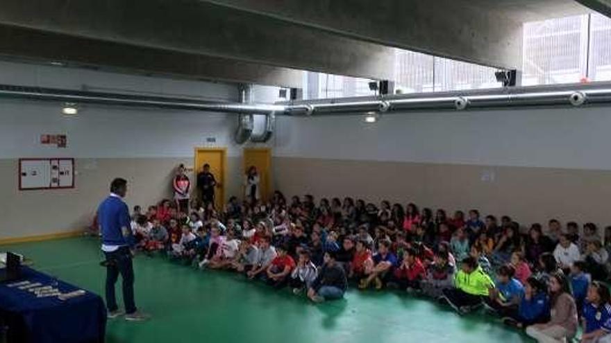 Manuel Busto y Toña Is ejercitan los valores de los alumnos de La Corredoria