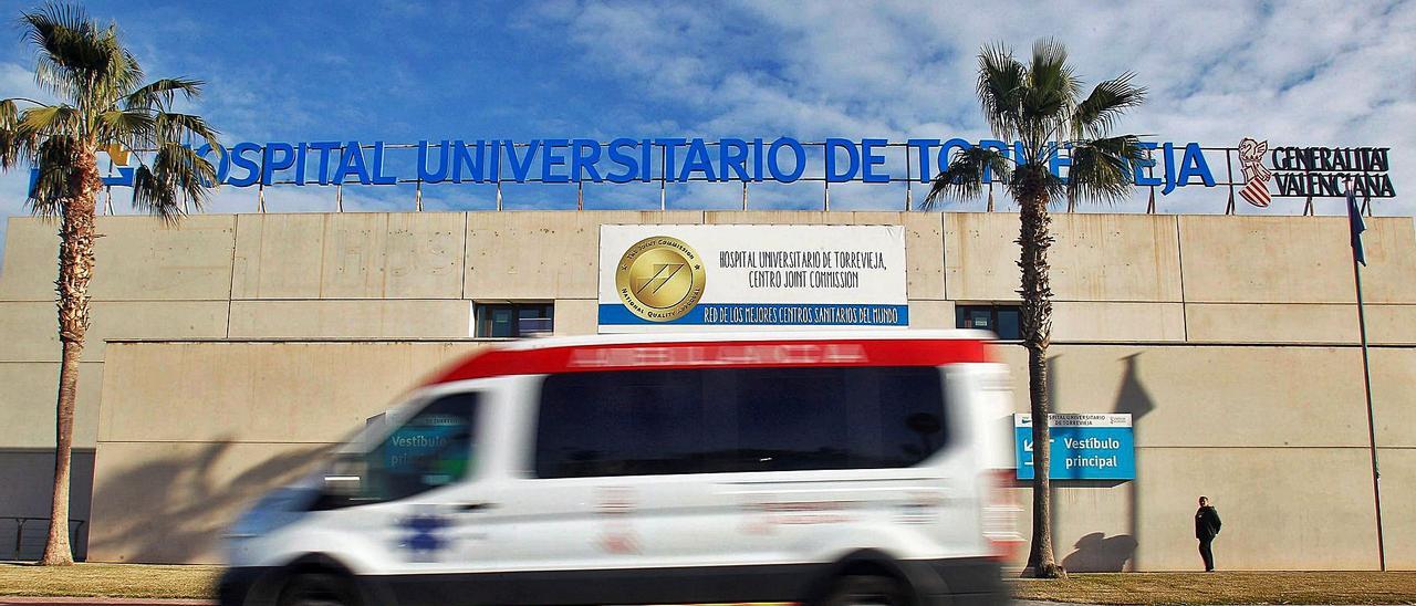 El hospital de Torrevieja, próximo a la reversión, es el único que arroja un saldo favorable para su concesionaria en las liquidaciones. | EFE