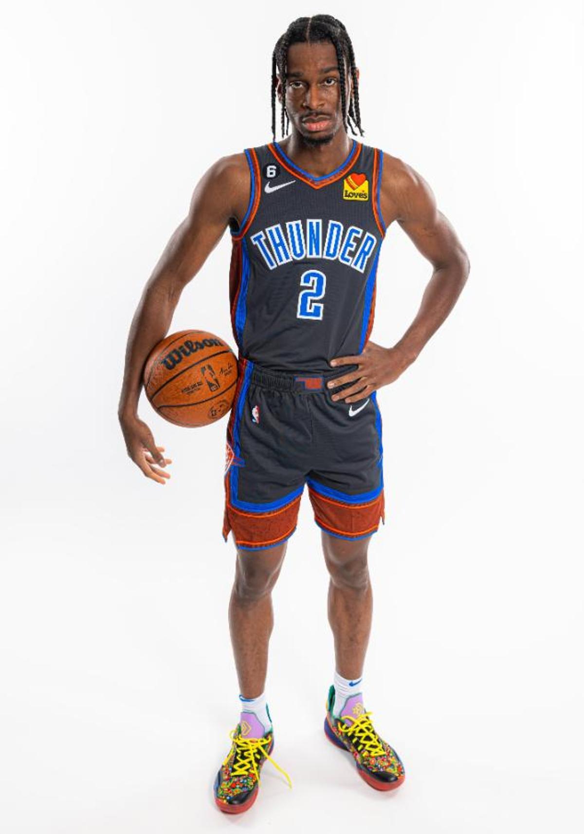 Shai Gilgeous Alexander posa con la nueva camiseta de OKC Thunder