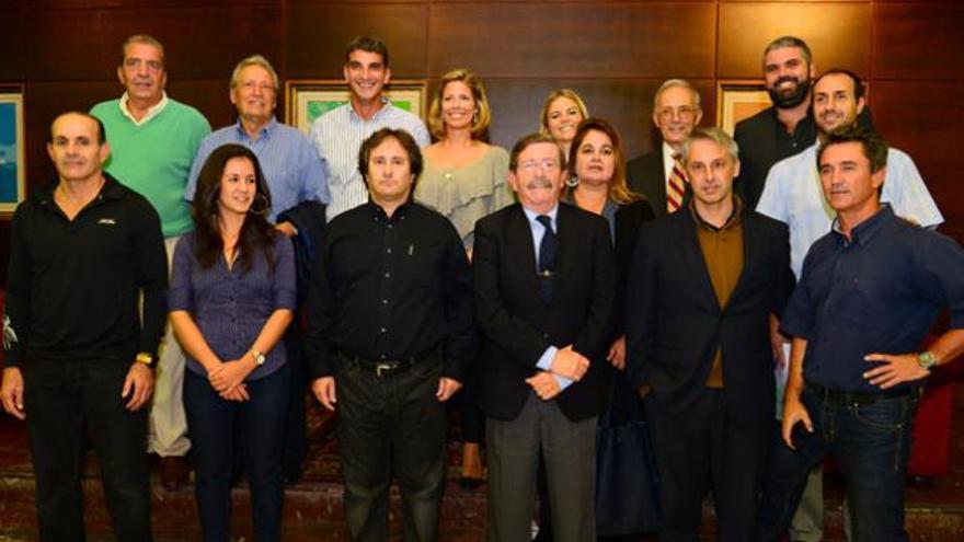 La directiva del Náutico. En primera fila, por la izquierda, Benítez, Quintana, Cantero (que cesó como comodoro), Bergasa, Armario y Arjona. Detrás, Esteva, Collar, Yánez, Hernández, Del Molino, Díaz-Bertrana, Armario, Díaz-Bethencourt y García.  | lp