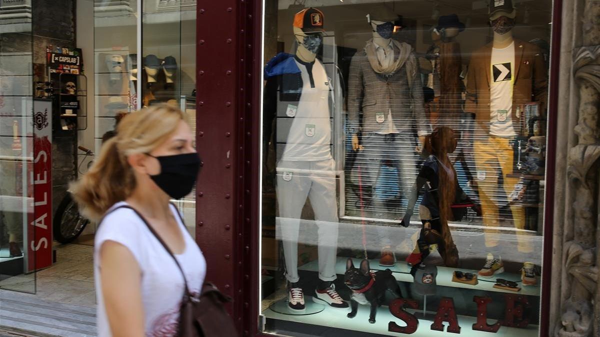 Una tienda de Barcelona en rebajas, con los maniquís con mascarillas, el 31 de julio del 2020