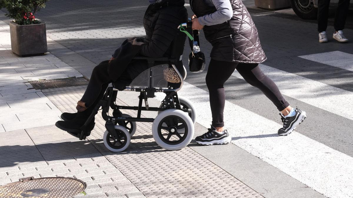 La persona con discapacidad contrata al asistente personal.