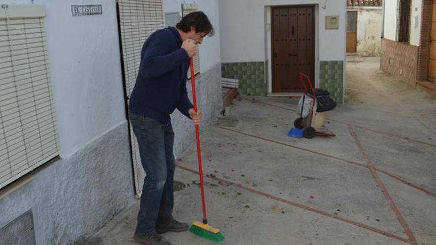 Una de las personas contratadas realizando labores de limpieza.