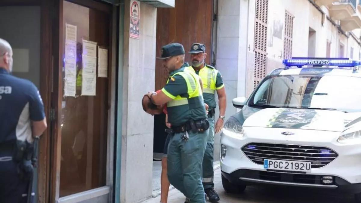 Der festgenommene Fahrer wurde von der Guardia Civil zum Gericht von Manacor gebracht.
