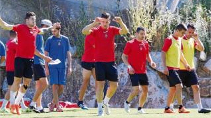 Àlex Granell, al centre, durant l&#039;entrenament d&#039;ahir a l&#039;annex de l&#039;estadi.