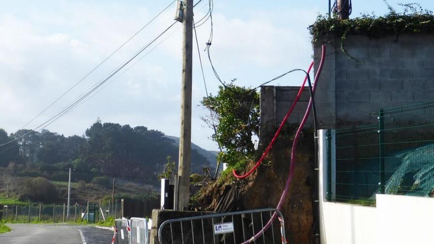 Un año después, el poste sigue en medio de la acera en Mera | I.R.