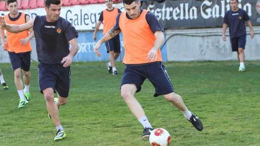 Álex Fernández, con la pelota, durante un entrenamiento con el Ourense.