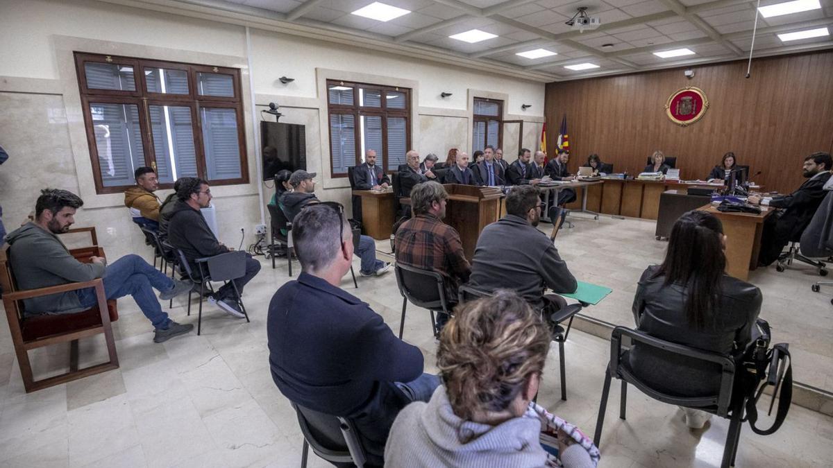 Los once acusados, ayer durante la vista celebrada en la Audiencia Provincial de Palma.