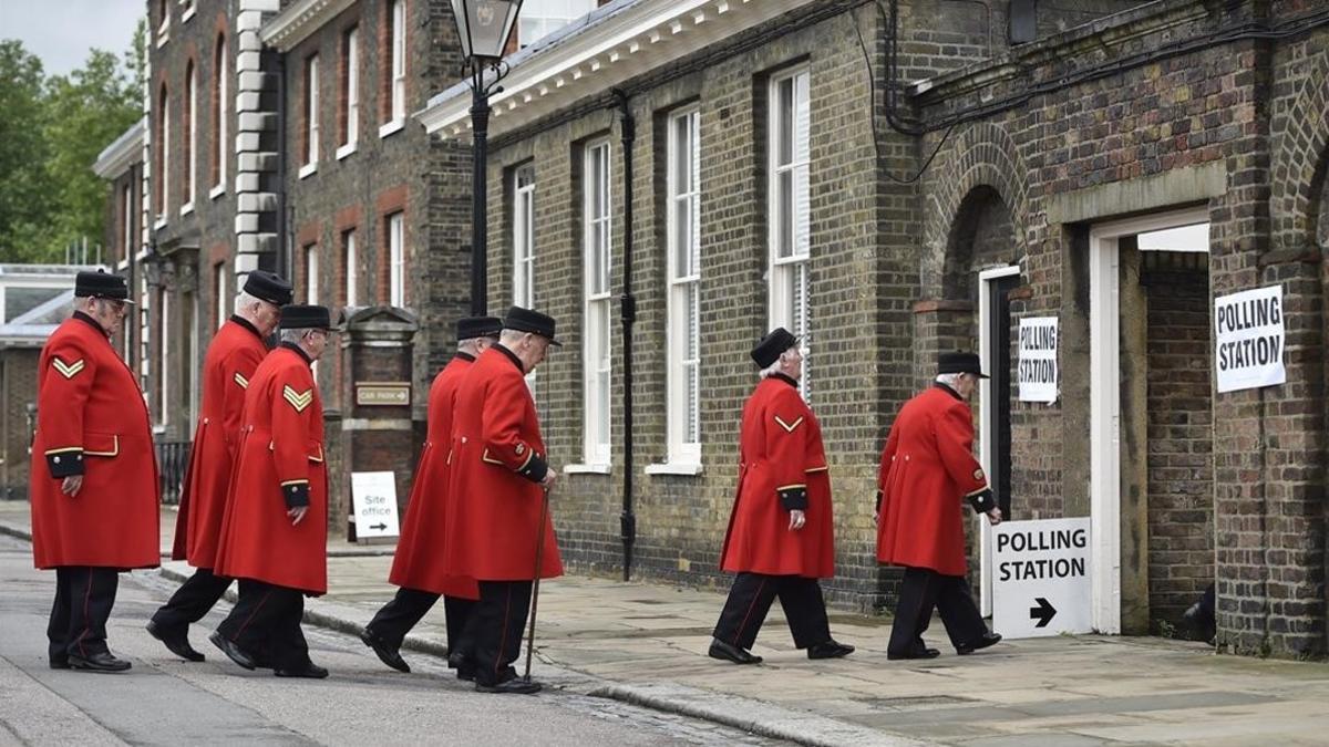 Jubilados de la armada británica residentes del Royal Hospital de Chelsea, a su llegada a un colegio de Londres, para ejercer su voto en el referéndum.