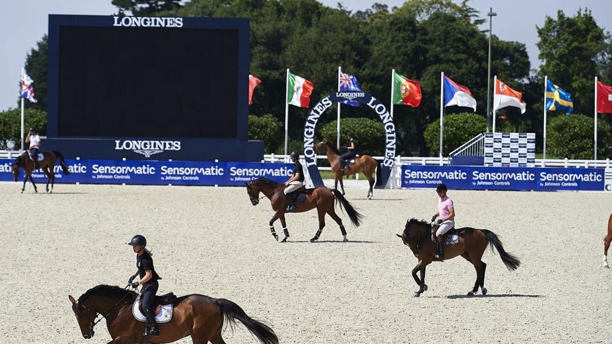 Los jinetes probaron ayer la pista exterior del recinto arteixano . |  // CASAS NOVAS / OXER SPORT