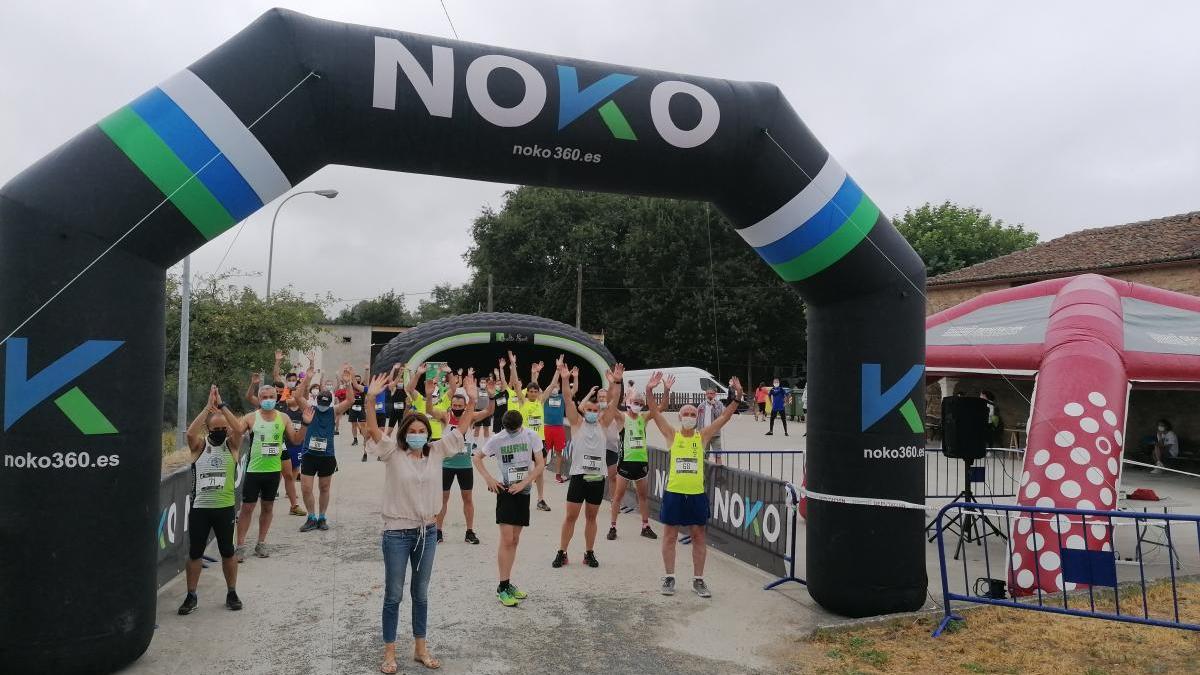 Un grupo de participantes, en la salida, en Breixa.