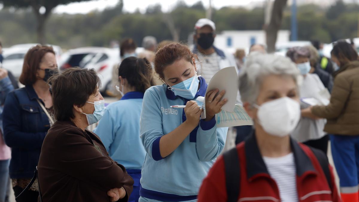 Personas esperan para recibir su vacuna en Vélez-Málaga