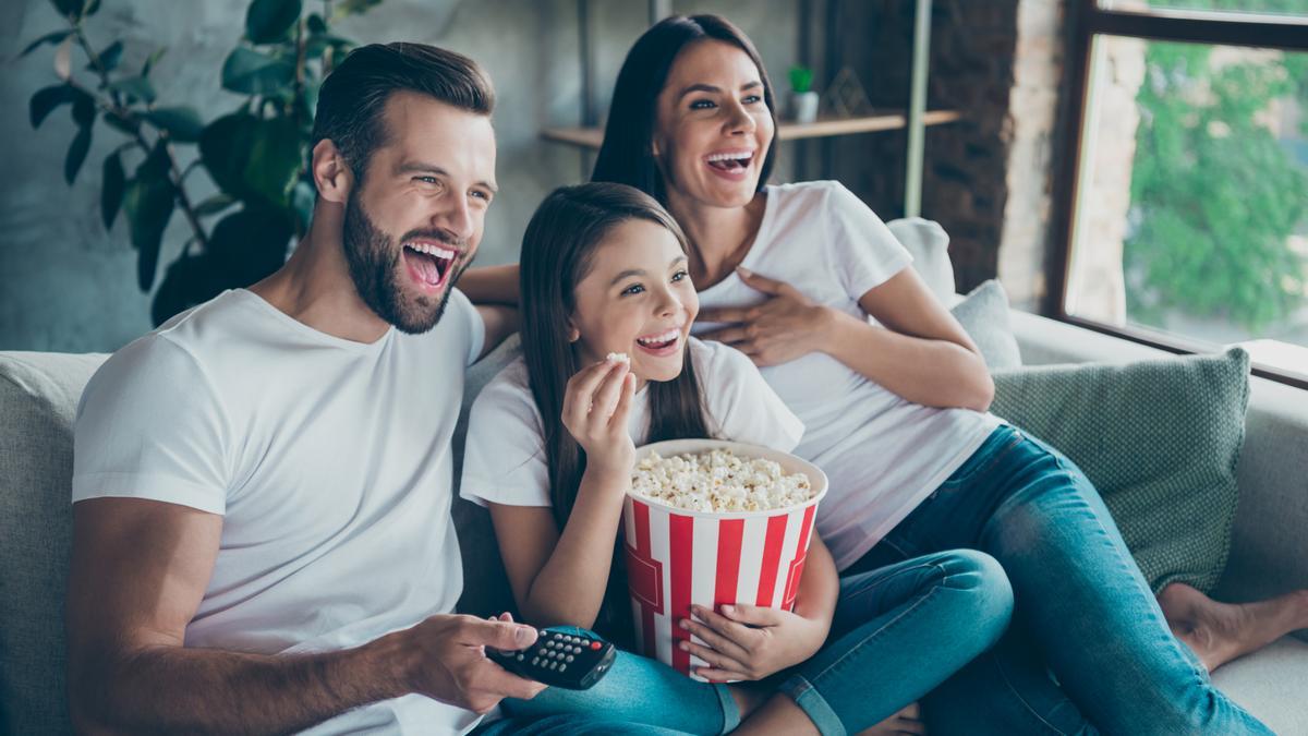 Familia viendo la televisión