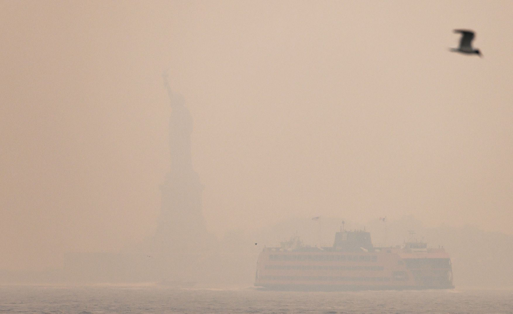 El fum de 150 incendis al Canadà asfixia Nova York i el nord dels Estats Units