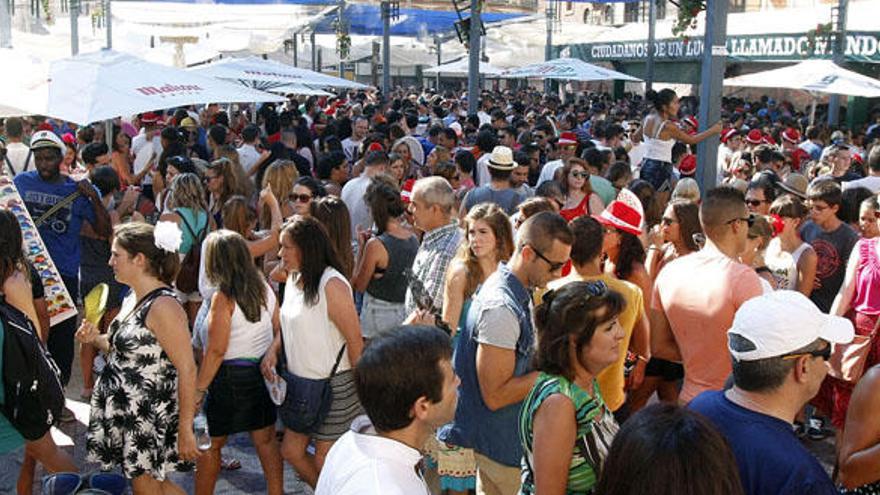 La plaza de la Constitución permanece llena durante la feria de día.