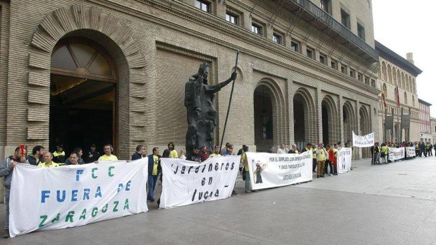 Los trabajadores de FCC reivindican sus derechos ante el Ayuntamiento de Zaragoza