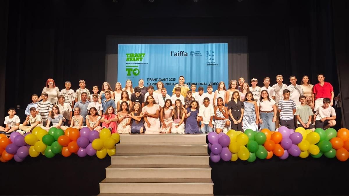 Foto de família de l'alumnat que ha guanyat el premi.