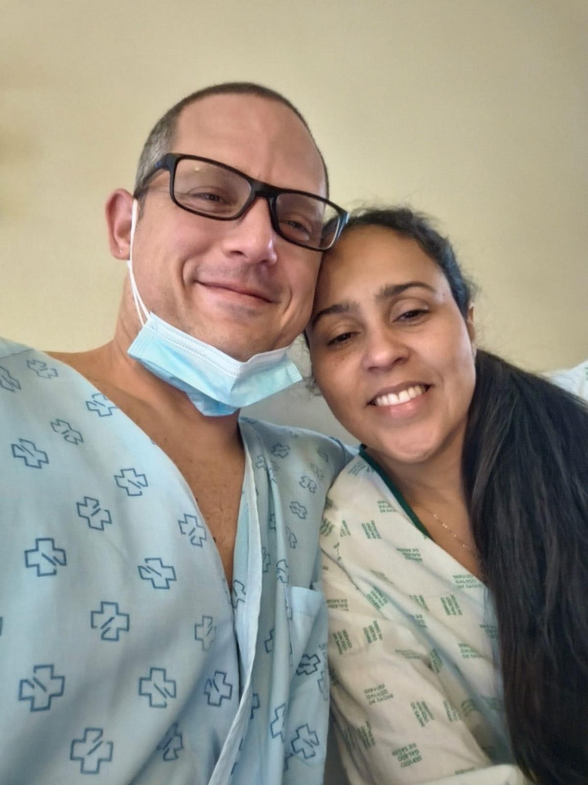 Ocdetti Beatriz Rondón y su marido, Lino Costantino, tras su trasplante renal, el pasado mes de mayo, en el Hospital Universitario de A Coruña (Chuac).