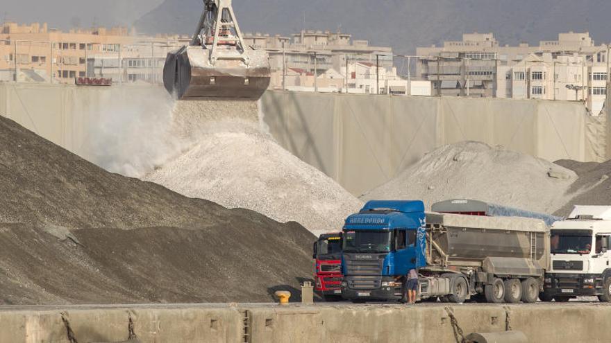 Descarga de graneles en el Puerto de Alicante, en imagen de archivo