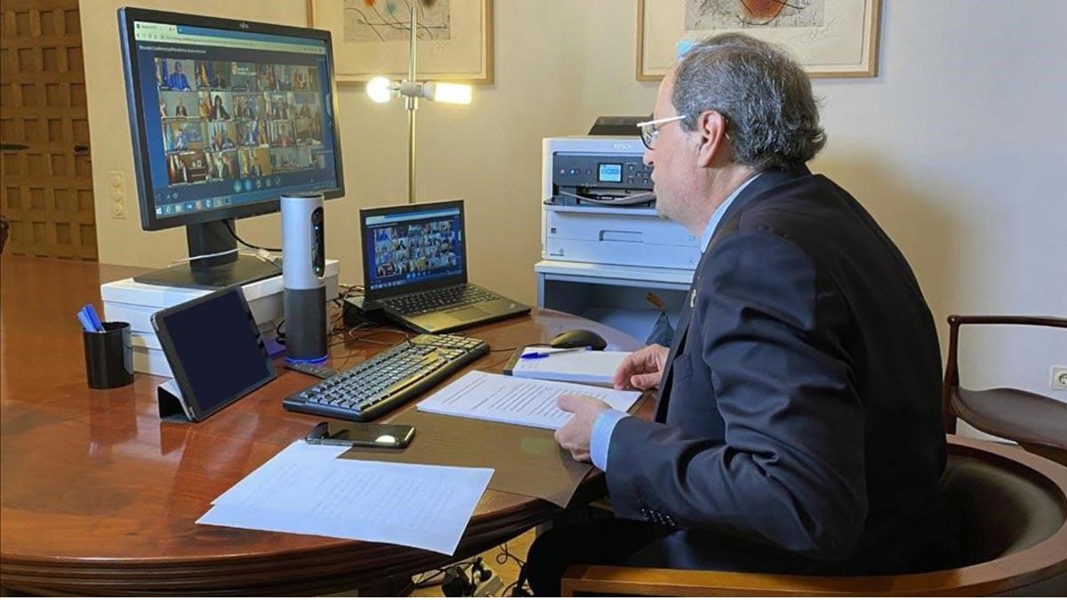  La Generalitat alega que no toma medidas drásticas porque lleva una  camisa de fuerza, como ha explicado el ’conseller’ de Interior, Miquel Buch. En la foto, el ’president’ Quim Torra durante la reunión con el Gobierno y presidentes autonómicos. 