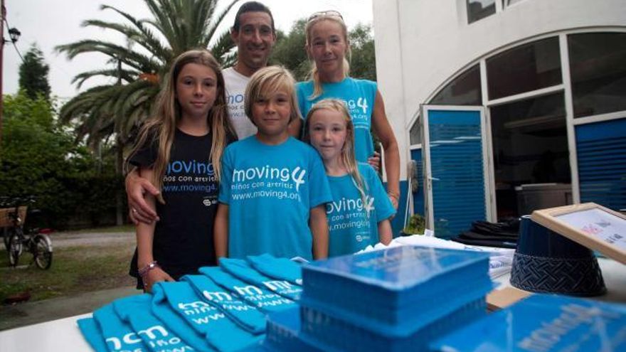 Anthony Hecht y Cristina Suárez, ayer, con sus hijas Noah, Sophia e Ilana.