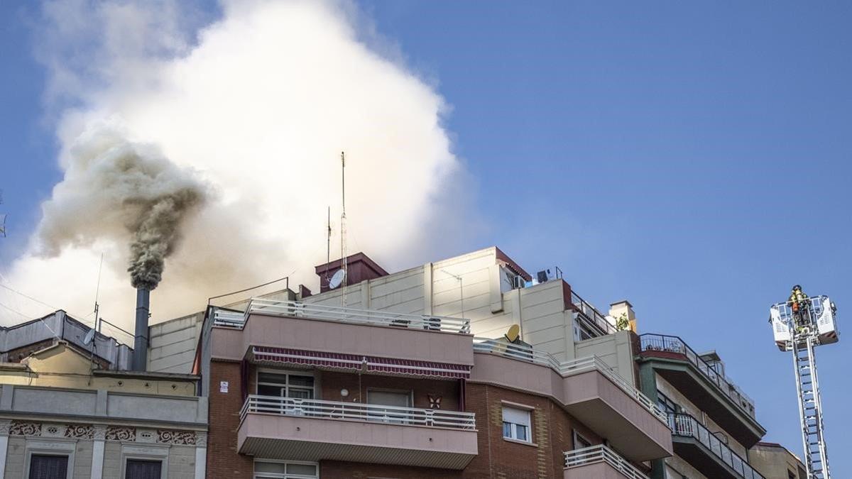 Un incendio en un local de comida rápida de la cadea Burger King, que ya ha sido controlado y no ha causado heridos, ha levantado una densa columna de humo ante la Sagrada Familia de Barcelona.