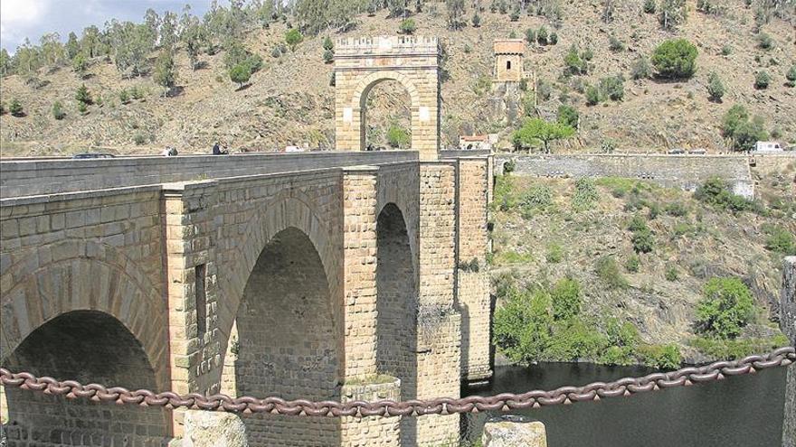 Denuncian el abandono del puente romano de Alcántara