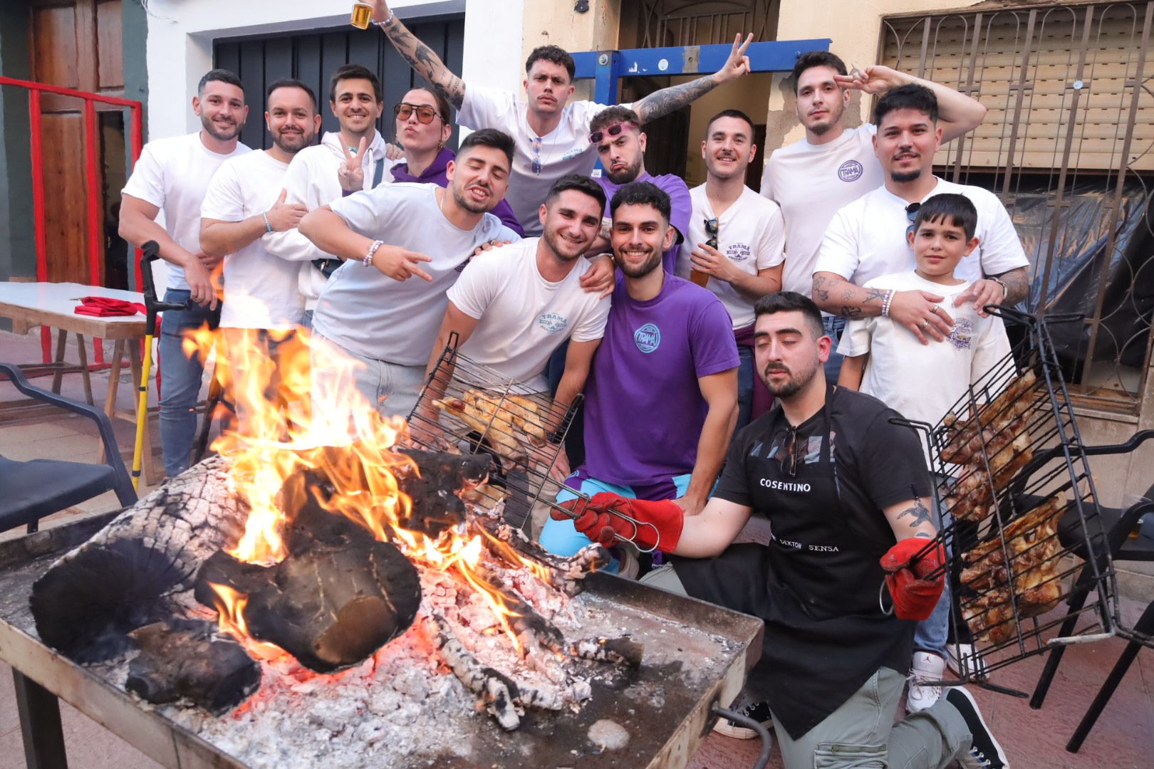 FOTOGALERÍA I Las imágenes de la Nit de la Xulla y del encuentro de elaboración de allioli de las fiestas de Vila-real
