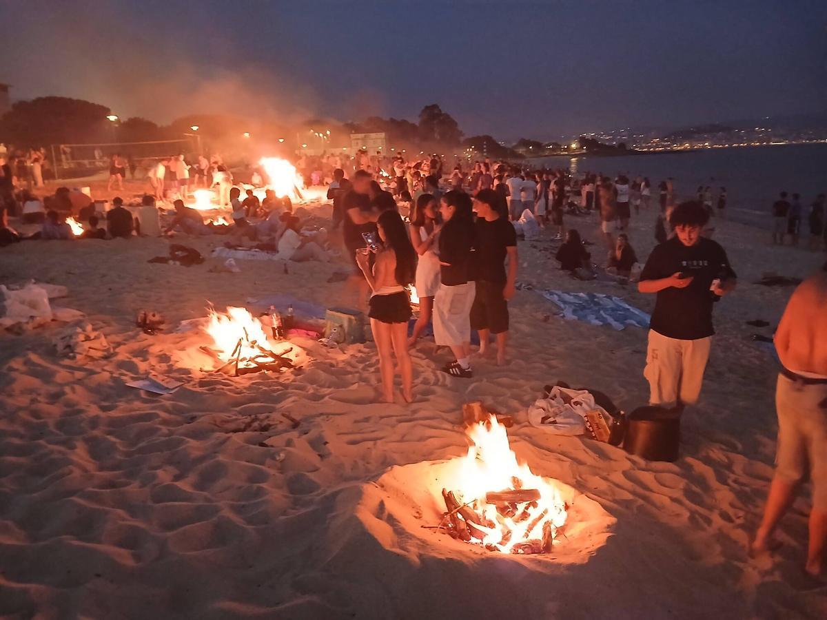 La noche de San Xoán en la playa de Rodeira, en Cangas. La noche de San Xoán en la playa de Rodeira, en Cangas.