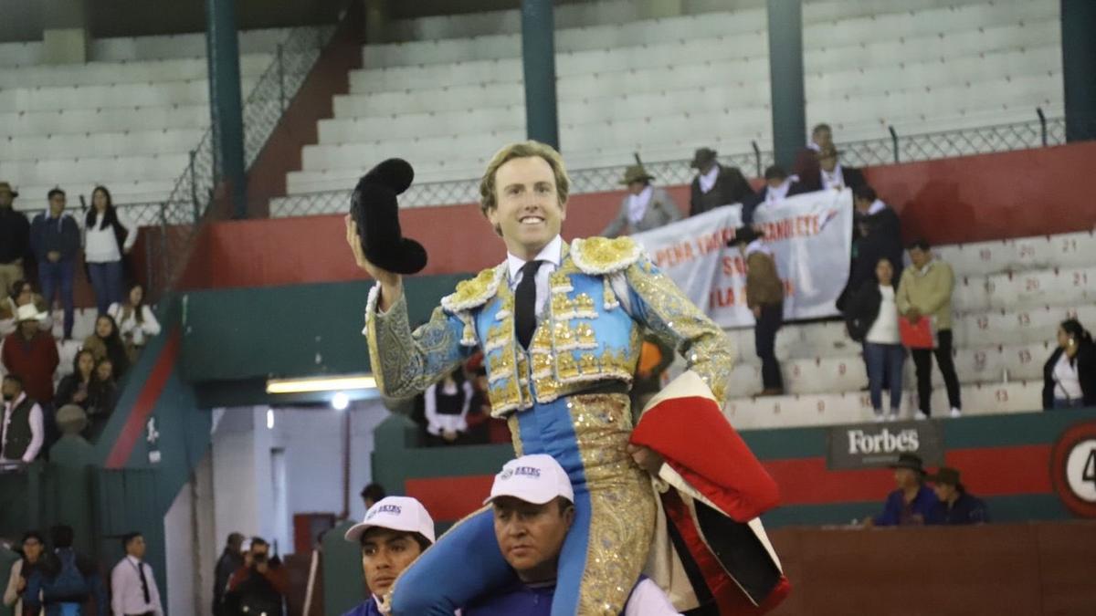 Román sale por la puerta grande de la plaza Raúl Dávalos