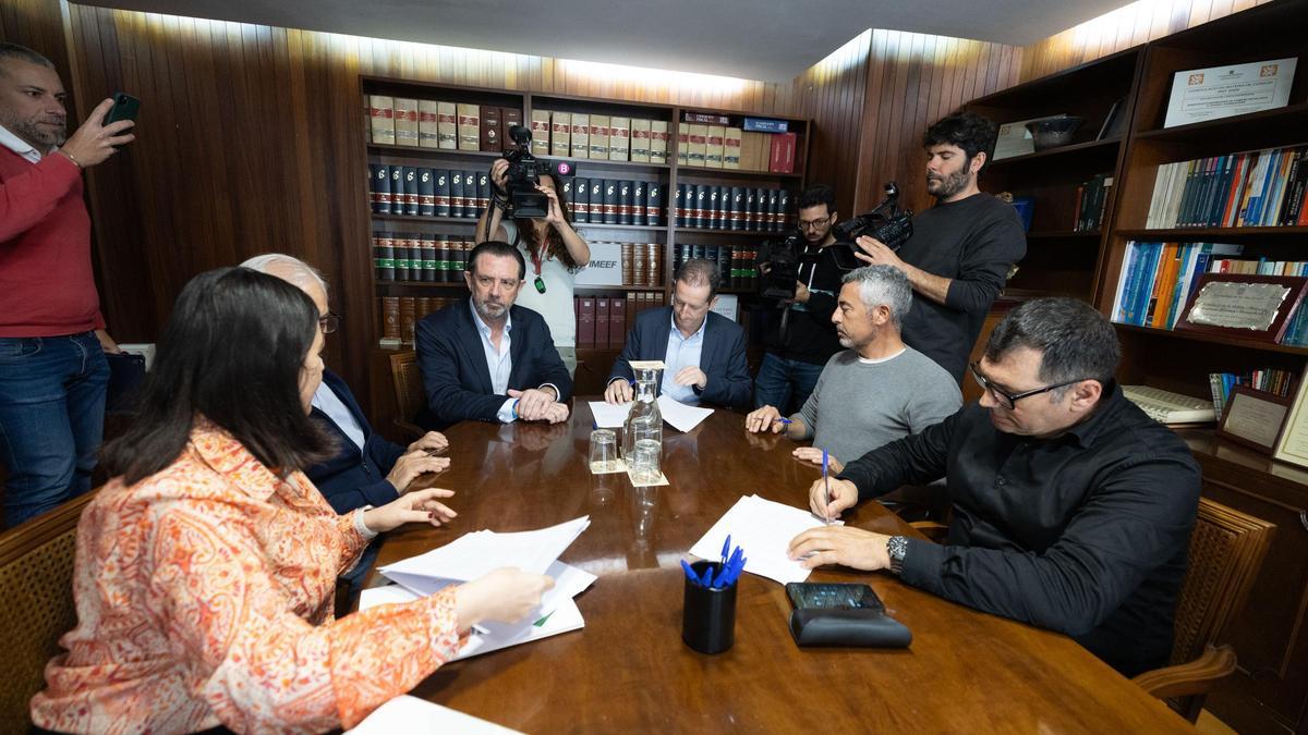 Momento de la firma de la constitución de la asociación, en la sede de la Pimeef.