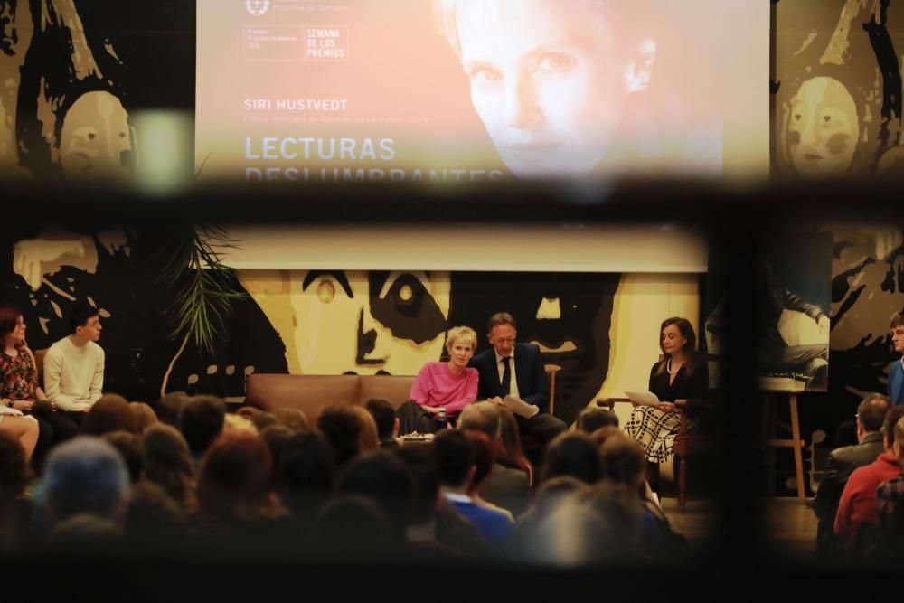 iri Hustvedt mantiene un encuentro con estudiantes en Oviedo.