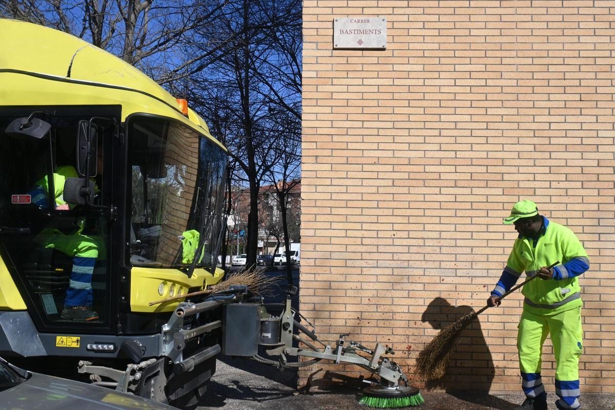 Treballadors de Girona +Neta netejant el lloc on s'ha produït l'agressió aquest matí, al carrer Bastiments.