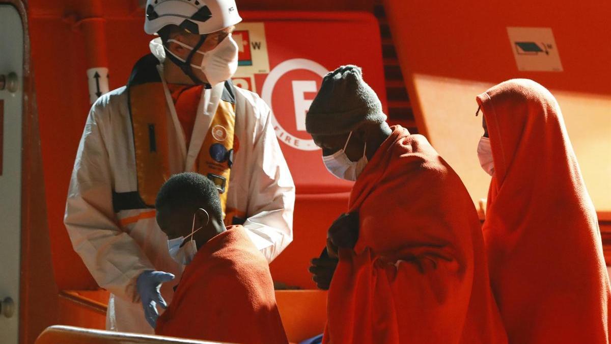 Tres migrantes en una embarcación de Salvamento Marítimo en Canarias tras ser rescatados.