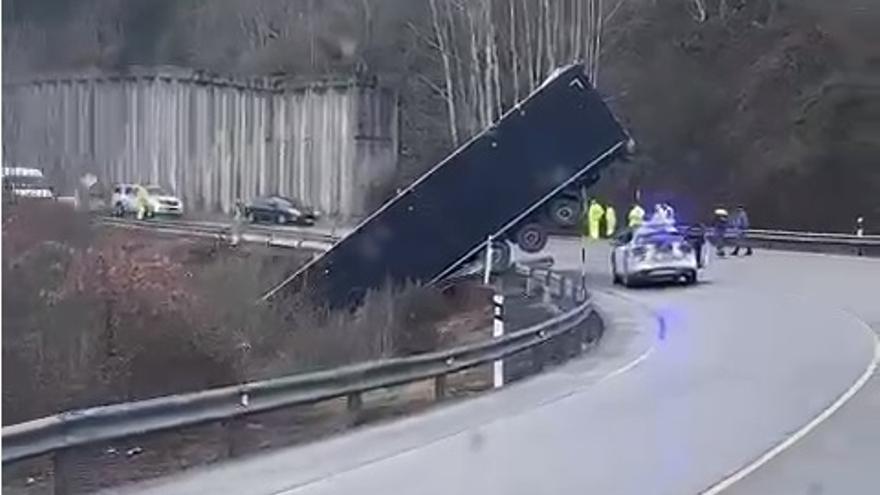 Continúa cortada la N-6 en Pedrafita por un tráiler suspendido en una pendiente y que amenaza a una casa