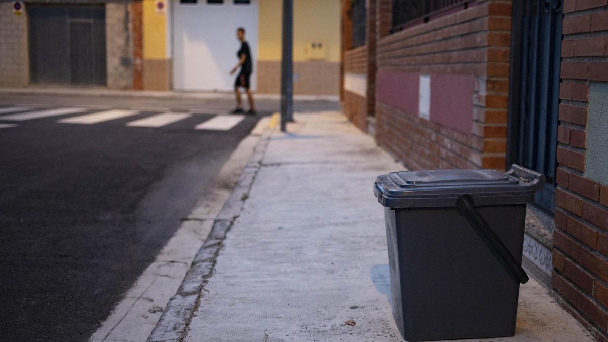 Un contenedor del sistema de recogida puerta a puerta en una acera de Alcàntera.