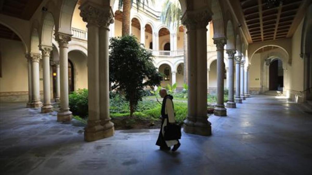 Claustro del Seminari Conciliar, que presiden dos palmeras.