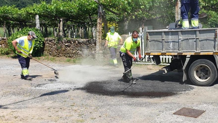 Trabajos de mejora del firme en Caldas. // FdV