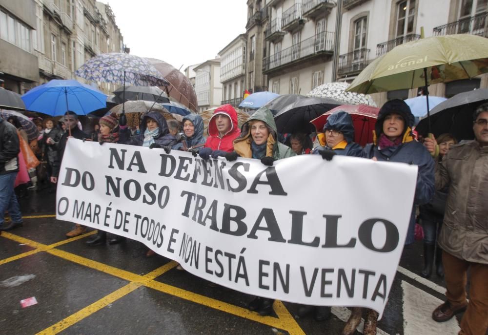 Miles de marineros protestan en Galicia para defen