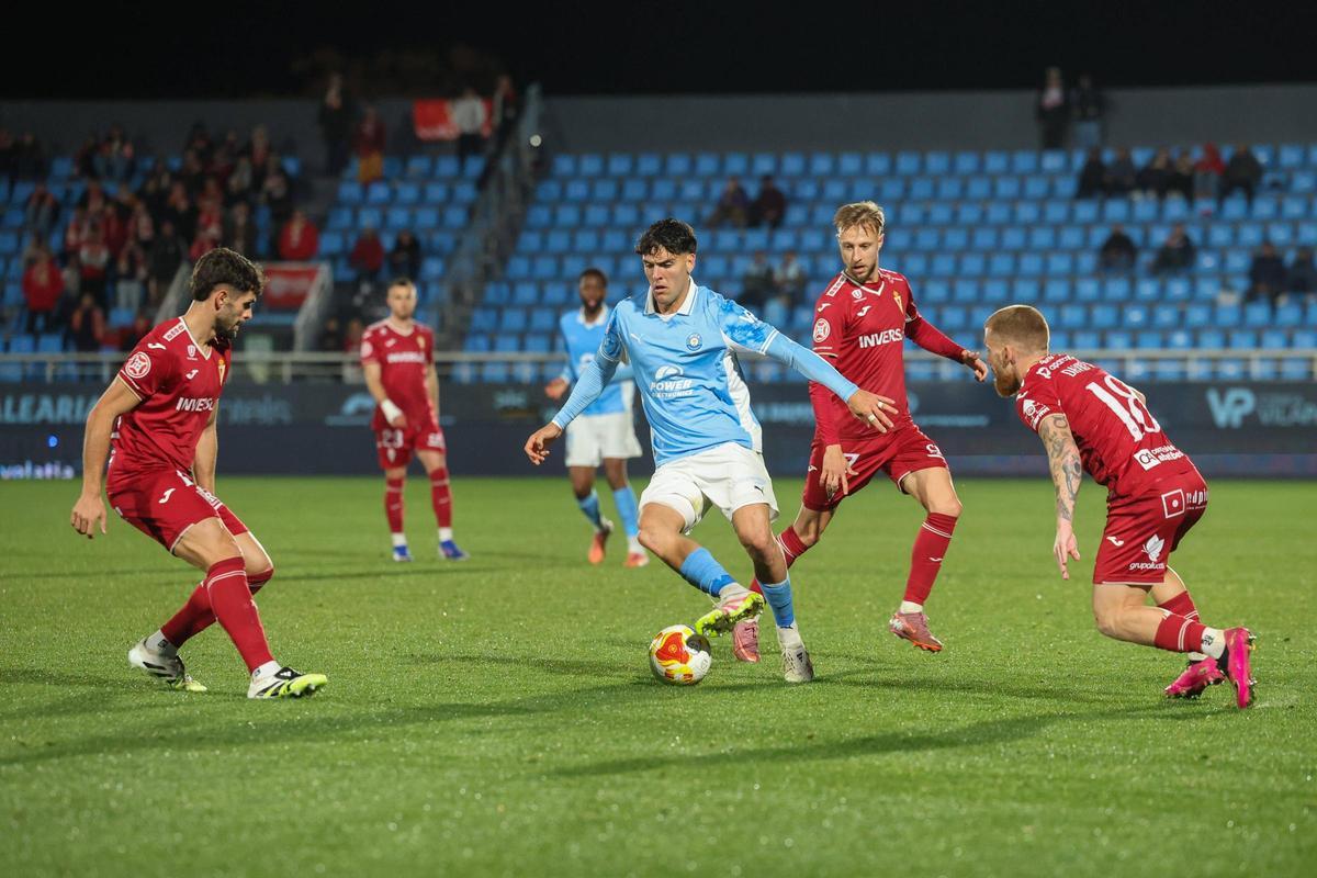 Óscar Gil debutaba este domingo en Ibiza solo cuatro días después de que se confirmara su fichaje por el Real Murcia.