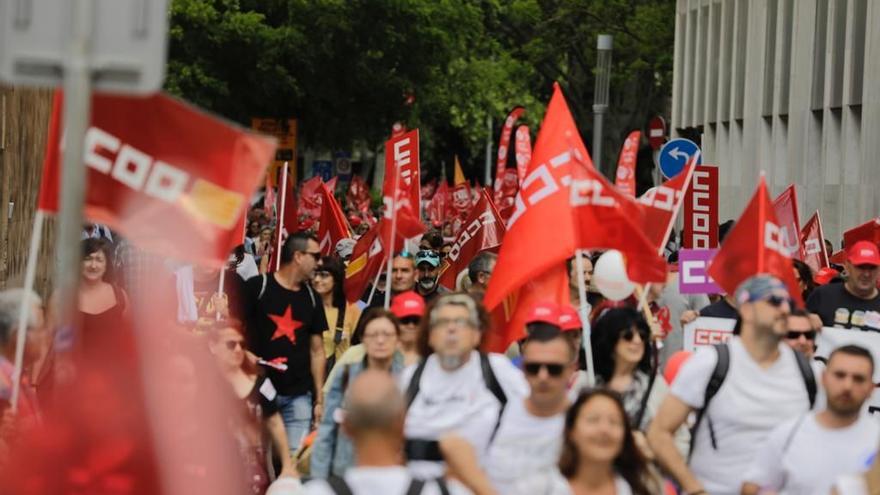 Fast tausend Menschen gehen in Palma de Mallorca am 1. Mai auf die Straße