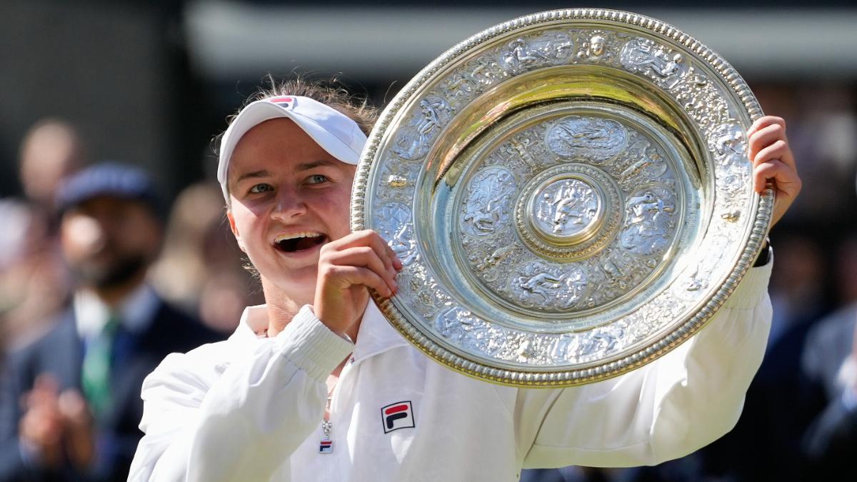 Krejcikova con el trofeo de Wimbledon