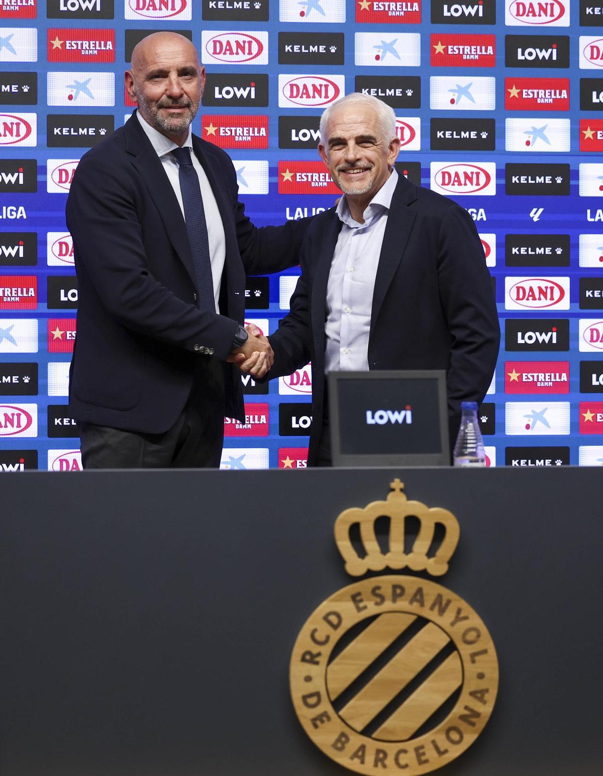 Monchi posando junto a Alan Pace