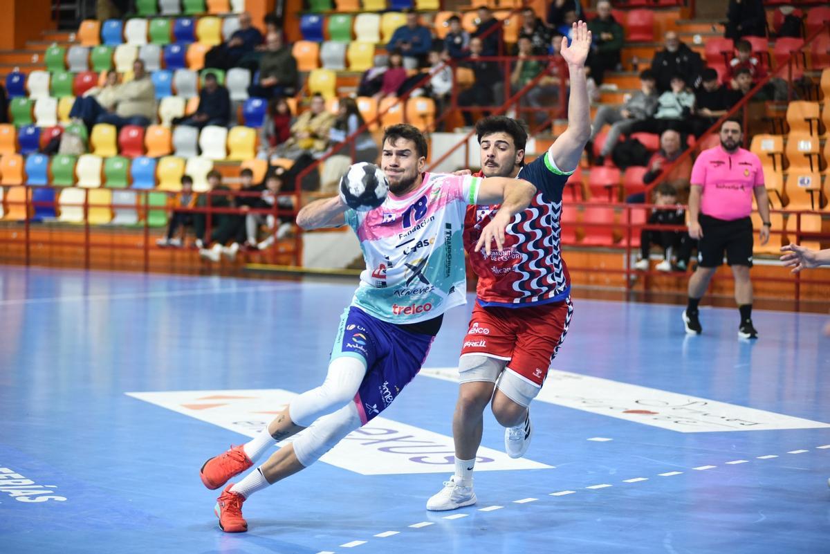 David Estepa intenta superar a un rival.