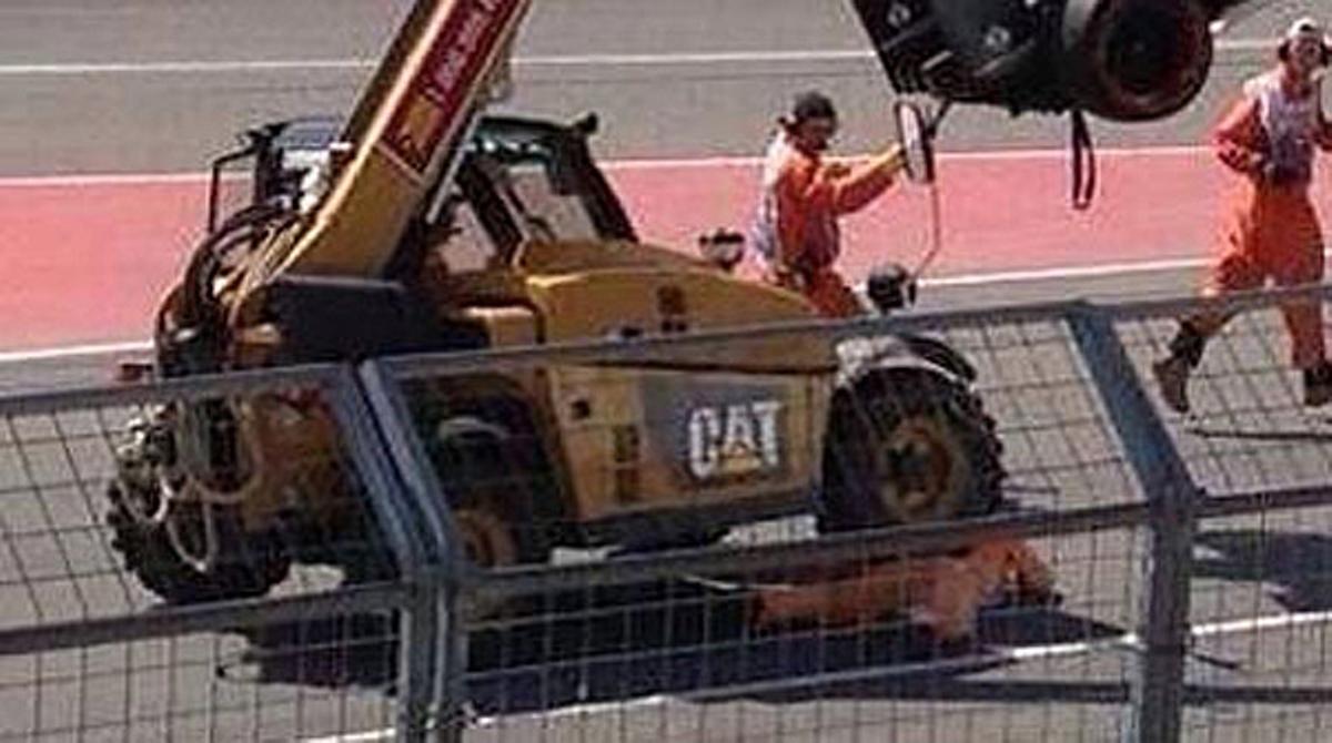 Treballadors del circuit Gilles Villeneuve de Mont-real corren per a auxiliar la víctima.